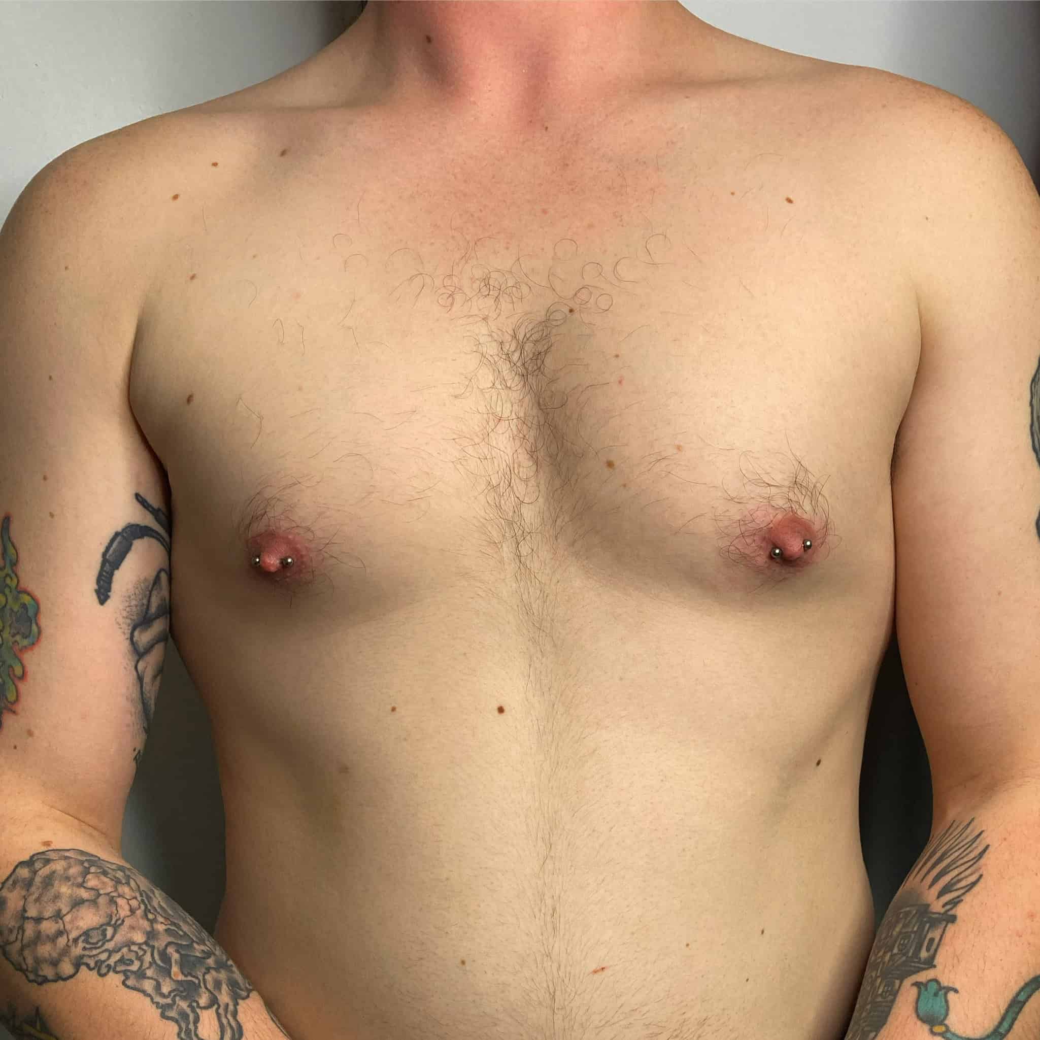 7sinstattoo.live Osoba stoi na prostym tle, prezentując skomplikowane tatuaże na ramionach, bez koszulki. Z włosami na klatce piersiowej i widocznymi piercingami sutków, jej twarz pozostaje ukryta. Artystyczny szczegół odzwierciedla poziom umiejętności, jaki można znaleźć w najlepszym studio tatuażu w Poznaniu, przypominającym produkt 3F1C3B8C-CC41-4D4D-B656-91E896600EA7. Najlepsze studio tatuażu Seven Sins Tattoo