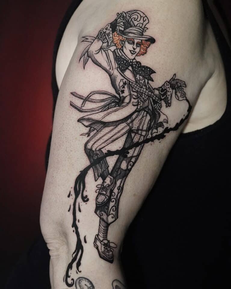 7sinstattoo.live Szczegółowy tatuaż na ramieniu przedstawia fantazyjną postać ubraną w strój vintage z cylindrem, muszką, kamizelką i spodniami w paski. Postać trzyma laskę i wydaje się być w trakcie tańca, otoczona misternymi elementami dekoracyjnymi, które wiją się wokół ramienia — prawdziwe arcydzieło ze studia tatuażu Poznań. Ta wyjątkowa grafika została uchwycona w produkcie DSC01336. Najlepsze studio tatuażu Seven Sins Tattoo