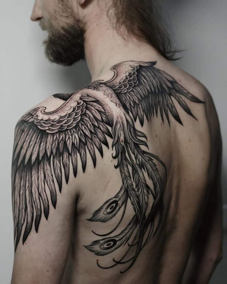 7sinstattoo.live Osoba z długimi włosami pokazuje plecy, odsłaniając skomplikowany tatuaż dużych, szczegółowych skrzydeł ptaka, które rozciągają się od jej ramion. Tatuaż, nazwany DSC05558 i wykonany w najlepszym studio tatuażu Poznań, zawiera również pióra z wzorami przypominającymi oczy, przypominającymi pióra pawia. Najlepsze studio tatuażu Seven Sins Tattoo