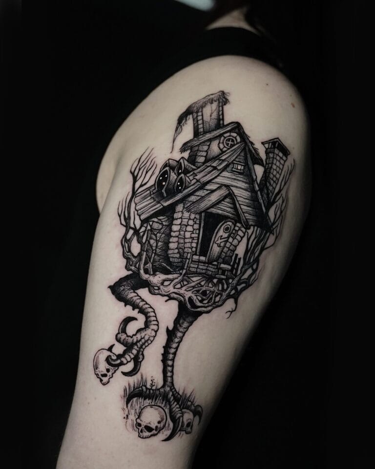 7sinstattoo.live Czarno-szary tatuaż DSC06666 przedstawiający upiorny domek na drzewie zdobi górną część ramienia. Projekt przedstawia sękate drzewo z rozpadającym się domem, sowę siedzącą na dachu i czaszki wplecione w korzenie, oddając niesamowity i mroczny motyw. To arcydzieło zostało stworzone w jednym z najlepszych studiów tatuażu w Poznaniu. Najlepsze studio tatuażu Seven Sins Tattoo