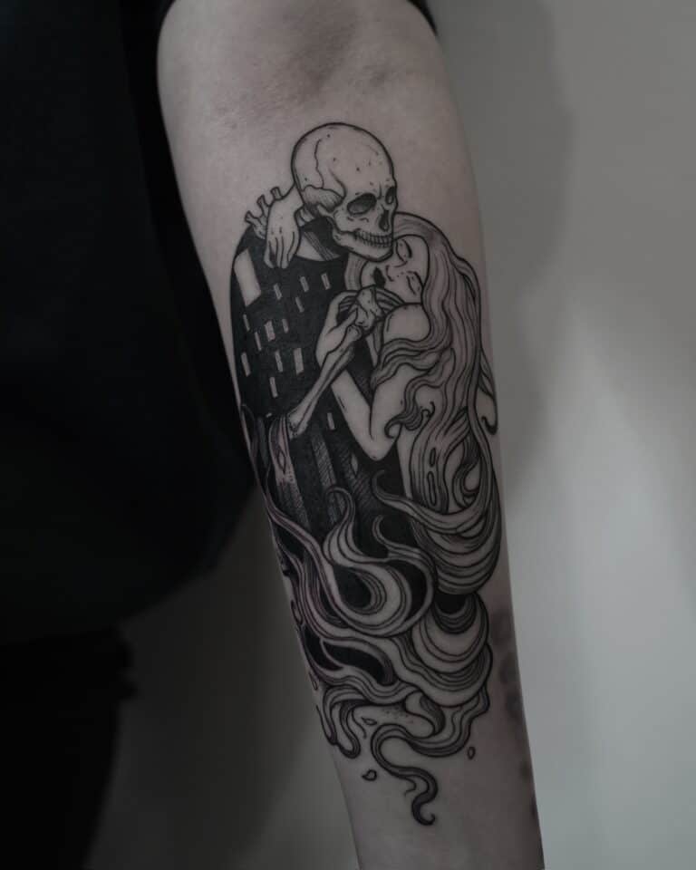 7sinstattoo.live Tatuaż na przedramieniu zaprojektowany w studio tatuażu Poznań, oznaczony jako DSC06789, przedstawia szkielet obejmujący kobietę o długich, rozpuszczonych włosach. Szczegółowo wykonany czarnym tuszem, kostna postać szkieletu kontrastuje z płynnymi liniami jej włosów, tworząc eteryczny i niepokojący efekt. Najlepsze studio tatuażu Seven Sins Tattoo