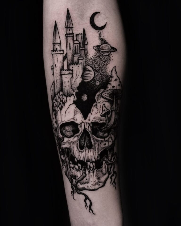 7sinstattoo.live Produkt DSC09344 przedstawia czarno-biały wzór tatuażu przedstawiający czaszkę z korzeniami i grzybami u podstawy, przechodzącą w średniowieczny zamek z wysokimi iglicami. Elementy niebieskie, w tym półksiężyc i planety, są przedstawione nad zamkiem na jednolitym czarnym tle. Ta skomplikowana grafika została stworzona przez artystę ze Studio Tatuażu Poznań. Najlepsze studio tatuażu Seven Sins Tattoo