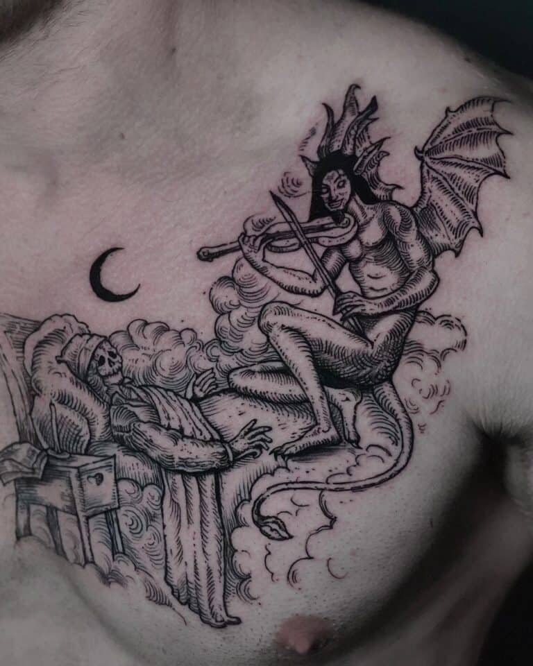 7sinstattoo.live Szczegółowy czarno-szary tatuaż na klatce piersiowej, DSC09775, z top studio tatuaży Poznań, przedstawia uskrzydlonego, rogatego demona grającego na skrzypcach nad chmurą. Poniżej szkieletowa postać w szacie obserwuje z krzesła, a w tle widać księżyc. Najlepsze studio tatuażu Seven Sins Tattoo