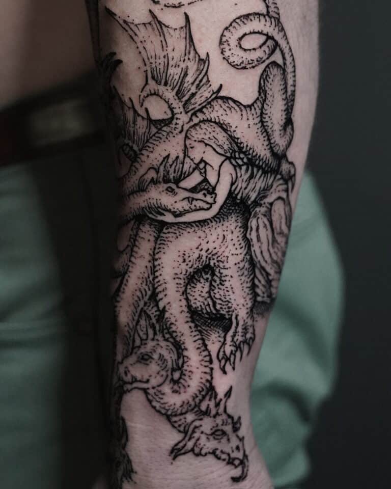 7sinstattoo.live Czarno-biały tatuaż oznaczony jako DSC09788 przedstawia dwa szczegółowe smoki splecione na przedramieniu człowieka. Smoki prezentują skomplikowane łuski i skrzydła, przy czym głowa jednego smoka jest skierowana do przodu, a drugiego do tyłu. Ten mistrzowsko wykonany element został stworzony w najlepsze studio tatuażu Poznań. Najlepsze studio tatuażu Seven Sins Tattoo