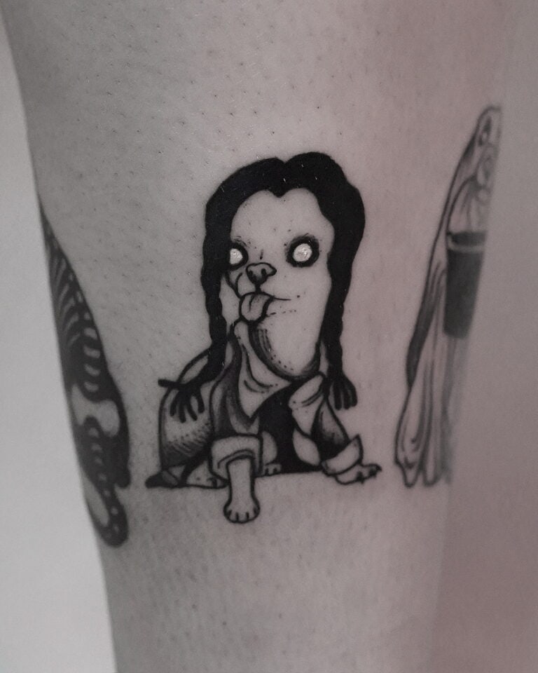 7sinstattoo.live Tatuaż z DSC09960, najlepszego studia tatuażu Poznań, przedstawia niezwykłe stworzenie z długimi czarnymi włosami, białymi oczami bez źrenic i wystającym językiem. Ta postać o dużej głowie i małym ciele siedzi ze zgiętymi kolanami i uniesionymi ramionami. Wykonany czarnym tuszem, wyróżnia się uderzająco na skórze osoby. Najlepsze studio tatuażu Seven Sins Tattoo