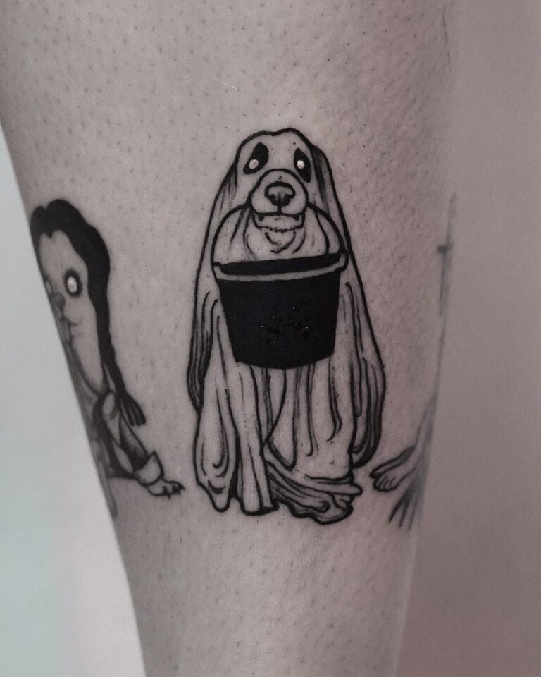 7sinstattoo.live Czarno-biały tatuaż, oznaczony jako DSC09964, przedstawia kreskówkową kreaturę z opadającymi oczami i długimi włosami pokrywającymi ciało, trzymającą wiadro. Wzór jest wytatuowany na bladej skórze w tatuaż Poznań. Inne częściowe wzory tatuaży są widoczne w pobliżu. Najlepsze studio tatuażu Seven Sins Tattoo