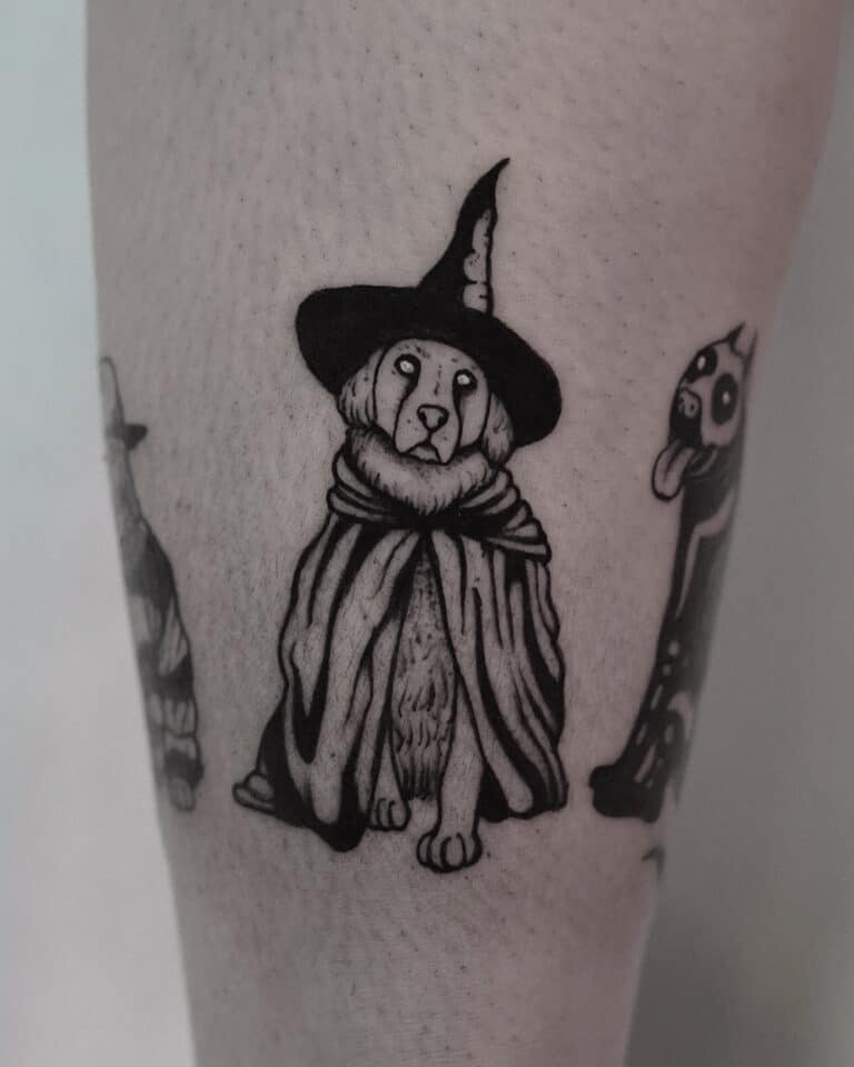 7sinstattoo.live Przyjrzyj się urzekającemu czarno-białemu tatuażowi psa ubranego w strój czarodzieja. Pies jest przedstawiony w spiczastym kapeluszu i płaszczu, klasycznych elementach stroju czarodzieja. Ten wyjątkowy element, zatytułowany DSC09978, został fachowo wykonany na skórze przez jednego z najbardziej utalentowanych artystów ze Studia Tatuażu w Poznaniu. Najlepsze studio tatuażu Seven Sins Tattoo