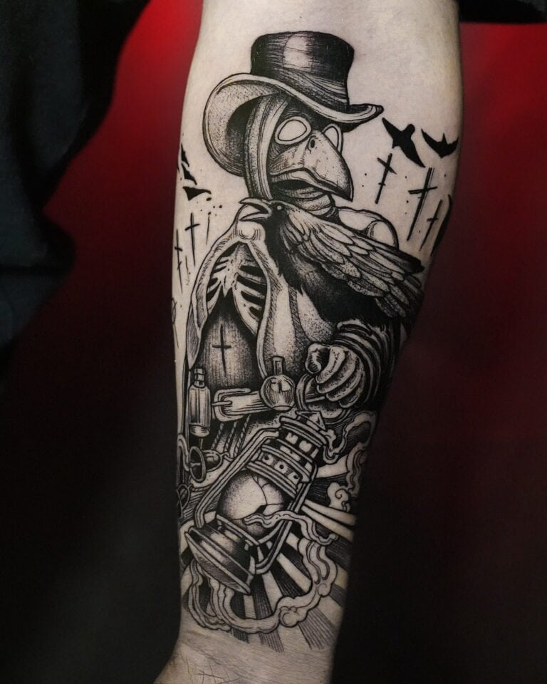 7sinstattoo.live Szczegółowy czarno-szary tatuaż na ramieniu ze studia tatuaży Poznań przedstawia F072EF6C-A0D7-44B2-B2F4-9E9E6A720D31, przedstawiający lekarza dżumy o szkieletowych rysach twarzy trzymającego latarnię. Postać nosi długi płaszcz, kapelusz i maskę przypominającą dziób. Krzyże i latające wrony w tle dodają mrocznej i niesamowitej atmosfery.

 Najlepsze studio tatuażu Seven Sins Tattoo