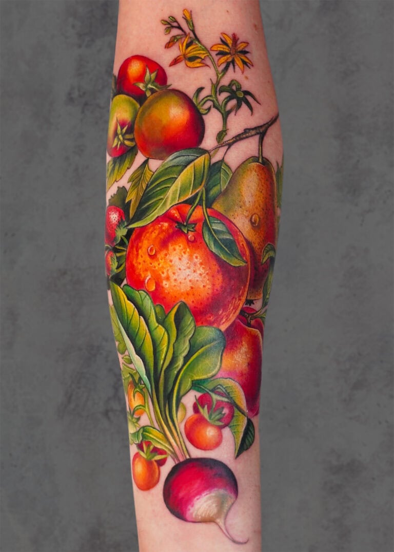 7sinstattoo.live Tatuaż na przedramieniu ze studia b3, przedstawiający szczegółowy, kolorowy układ różnych owoców i warzyw, w tym jabłek, gruszek, rzodkiewek i zielonych liści. Małe żółte kwiaty i zielone liście przeplatają wzór, osadzony na neutralnym szarym tle. Najlepsze studio tatuażu Seven Sins Tattoo