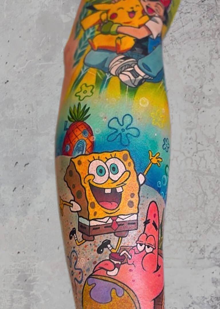 7sinstattoo.live Zrzut ekranu z najlepszego studia tatuażu Poznań prezentuje żywy tatuaż z uwielbianymi postaciami z animowanego serialu „SpongeBob Kanciastoporty”. Projekt przedstawia SpongeBoba radośnie machającego, a Patrick Star spogląda w górę pod nim, na szczegółowym tle, na którym znajduje się kultowy ananasowy dom SpongeBoba i inne elementy o tematyce podwodnej. Najlepsze studio tatuażu Seven Sins Tattoo