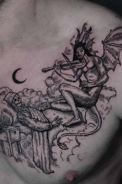 Czarno-szary tatuaż z naszego studia Seven Sins Tattoo Poznań przedstawia uskrzydlonego diabła grającego na skrzypcach, siedzącego na chmurach nad szkieletem ubranym w pościel leżącym w łóżku. Po lewej stronie unosi się półksiężyc, a wirujące chmury otaczają całą scenę. To arcydzieło, przedstawione ze szczegółowym cieniowaniem i artystycznymi niuansami w odcieniach czerni i szarości, pokazuje wyjątkowy talent naszego tatuatora. Odwiedź nas, aby zobaczyć najlepsze tatuaże, jakie Poznań ma do zaoferowania.