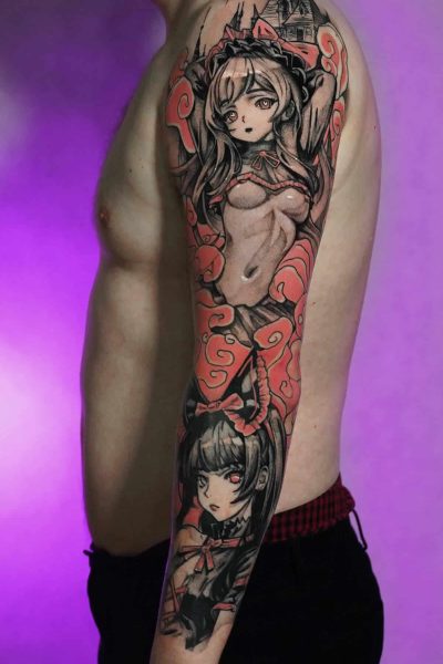 Osoba z tatuażem na rękawie, przedstawiającym skomplikowaną grafikę w stylu anime na lewym ramieniu. Tatuaż przedstawia dwie postacie kobiece z anime, jedną umieszczoną na ramieniu, a drugą na przedramieniu, na tle misternych czarno-czerwonych wzorów. Tors osoby jest nagi, odsłaniając fioletowe tło. Ten oszałamiający element został wykonany w czołowym studiu tatuażu w Poznaniu, Seven Sins Tattoo (Identyfikator produktu: 424607042_18255208282232848_5556832802782407240_n).
