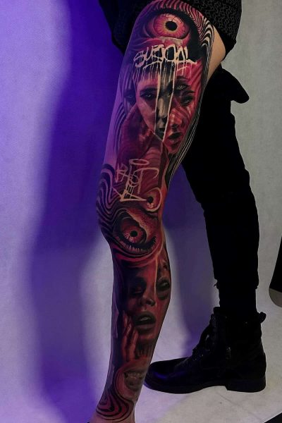 W słabo oświetlonym studiu tatuażu w Poznaniu, osoba prezentuje swój oszałamiający rękaw tatuażu na nodze z 7sinstattoo.live. Skomplikowane dzieło sztuki przedstawia realistyczne twarze o różnych wyrazach twarzy otoczone wirującymi, abstrakcyjnymi wzorami w ciemnych odcieniach, pokrywającymi całą nogę od górnej części uda do kostki. Noszą ciemne spodnie i czarny but na drugiej nodze, emanując urzekającym i stylowym wyglądem.
