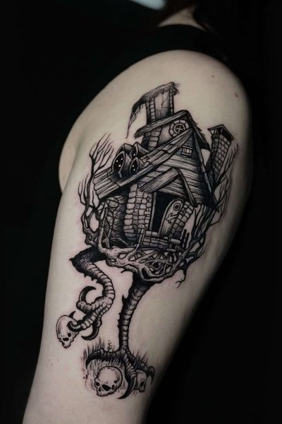 7sinstattoo.live Czarno-szary tatuaż DSC06666 przedstawiający upiorny domek na drzewie zdobi górną część ramienia. Projekt przedstawia sękate drzewo z rozpadającym się domem, sowę siedzącą na dachu i czaszki wplecione w korzenie, oddając niesamowity i mroczny motyw. To arcydzieło zostało stworzone w jednym z najlepszych studiów tatuażu w Poznaniu. Najlepsze studio tatuażu Seven Sins Tattoo