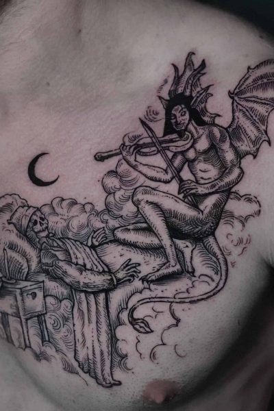 7sinstattoo.live Szczegółowy czarno-szary tatuaż na klatce piersiowej, DSC09775, z top studio tatuaży Poznań, przedstawia uskrzydlonego, rogatego demona grającego na skrzypcach nad chmurą. Poniżej szkieletowa postać w szacie obserwuje z krzesła, a w tle widać księżyc. Najlepsze studio tatuażu Seven Sins Tattoo
