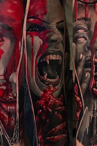 Szczegółowy tatuaż o tematyce horroru autorstwa 7sinstattoo.live, dostępny w poznańskim studiu Seven Sins Tattoo, zawiera trzy pieczołowicie wykonane i kolorowe wzory: jeden z nich przedstawia twarz zachlapaną krwią na ciemnym tle, drugi przypomina wampira z krwawymi kłami trzymającymi serce, a trzeci jest groteskowo zniekształconą twarzą otoczoną dużymi dłońmi.